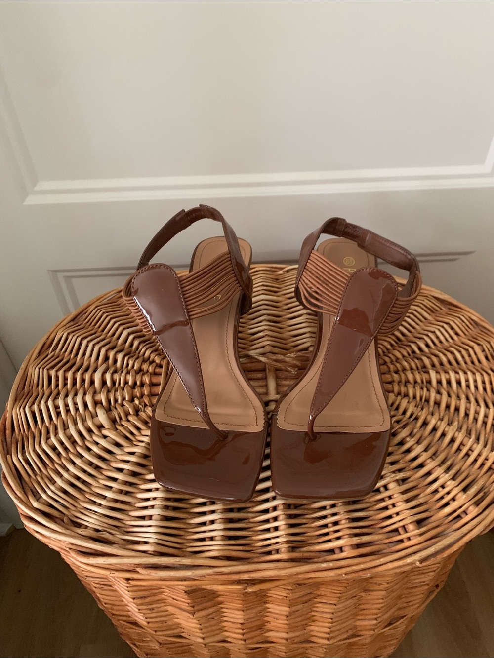 Rouge Helium , Brown Patent Leather Slingback Sandals